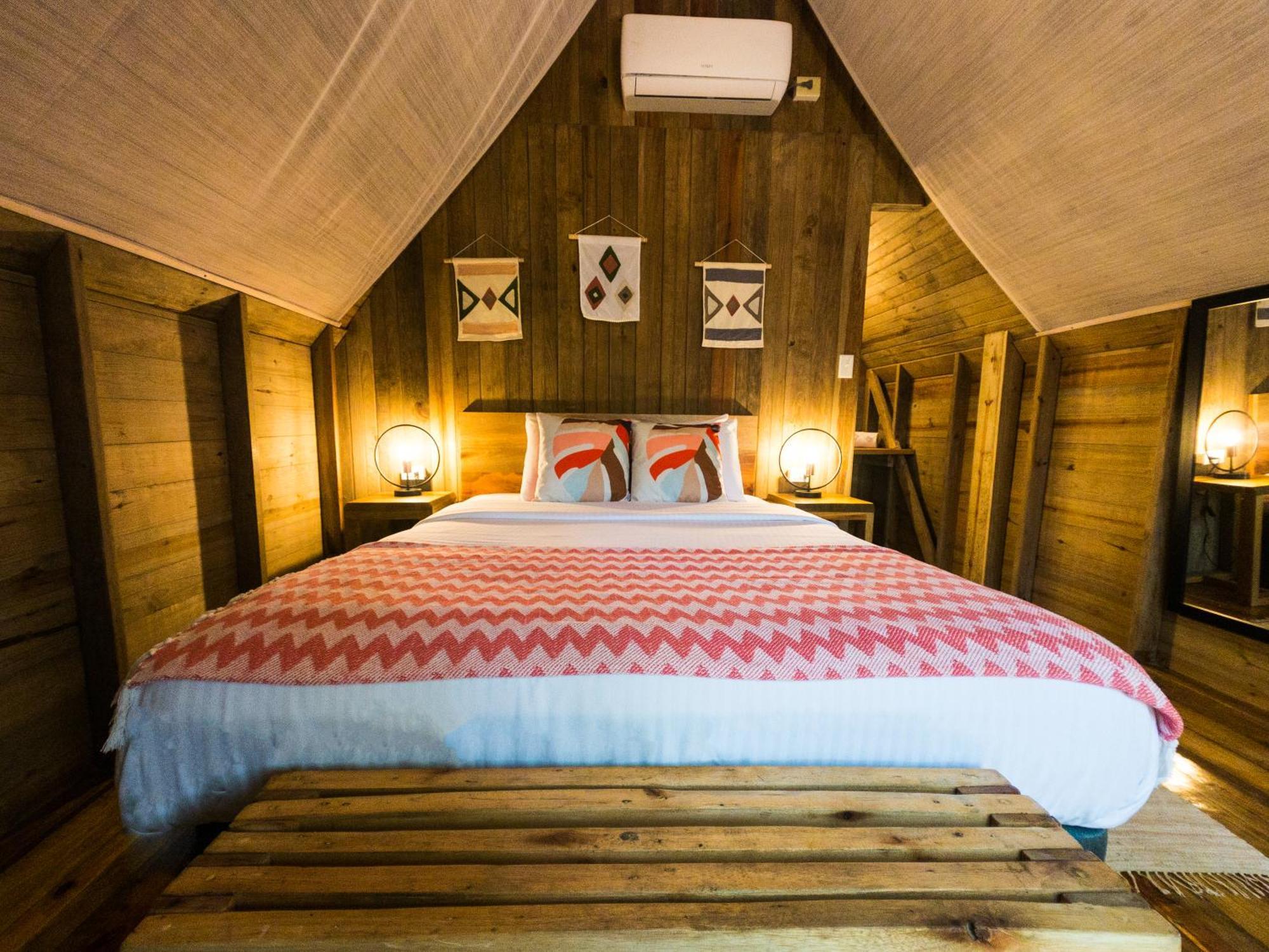 Socialtel Red Frog Hotel Bocas del Toro Buitenkant foto