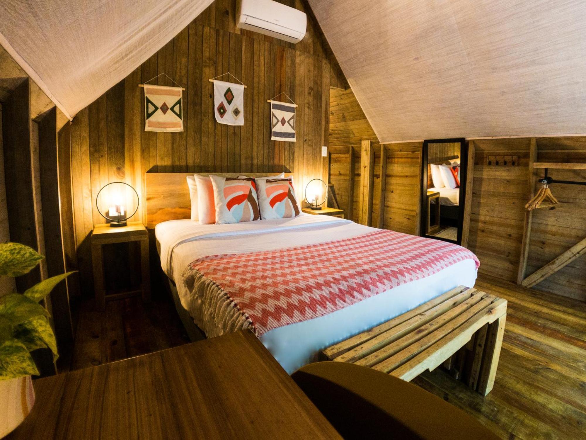Socialtel Red Frog Hotel Bocas del Toro Buitenkant foto